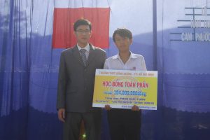 Trao học bổng cho học sinh nghèo hiếu học tại Cam Ranh – Khánh Hoà