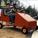 Nam sinh lớp 9 chế tạo ô tô điện từ gỗ và phế liệu để chở các em nhỏ đi học - Ảnh 1.