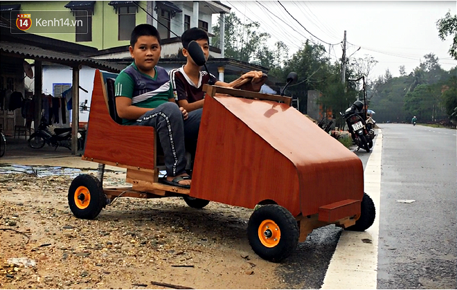 Nam sinh lớp 9 chế tạo ô tô điện từ gỗ và phế liệu để chở các em nhỏ đi học - Ảnh 1.